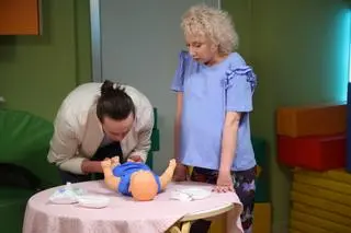 Kadr z serialu "Na Wspólnej" -  Beata i Larson, odcinek 3476