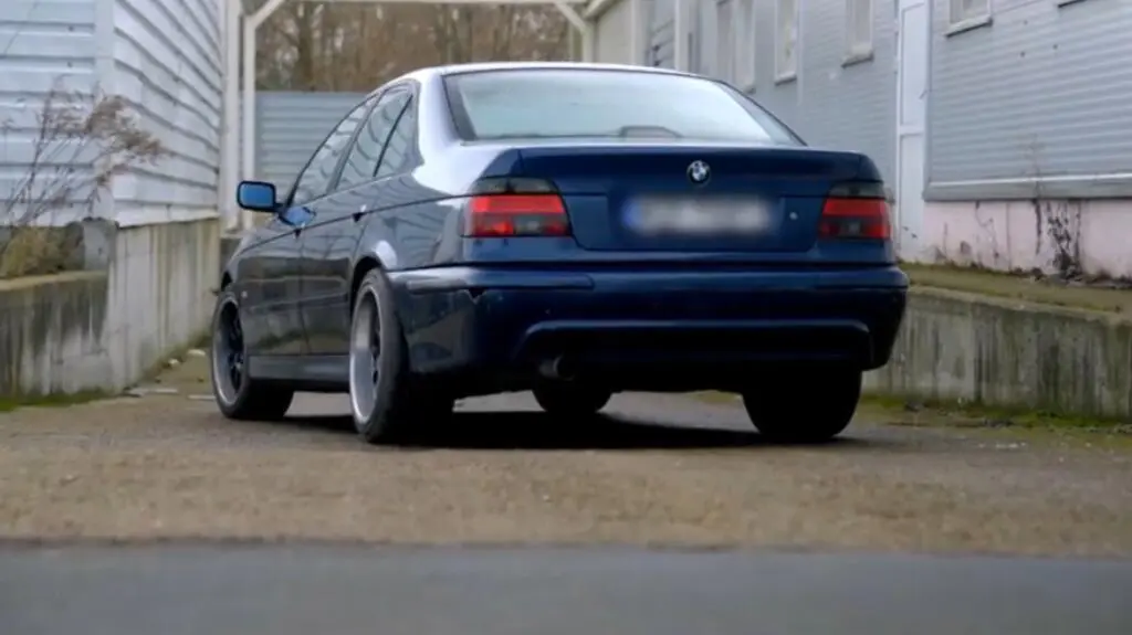 BMW E39 należy do IV generacji serii 5, produkowanej w latach 1995–2003. 