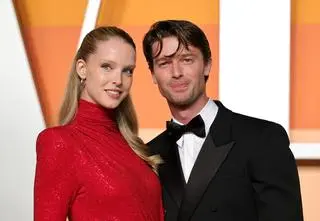 Syn Arnolda Schwarzeneggera stanął na ślubnym kobiercu. Zdjęcia z ceremonii gwiazdy "Białego Lotosu" szybko obiegły sieć