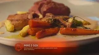 Pierś z gęsi z sosem kurkowym, marchewkami baby oraz główkami białych szparag