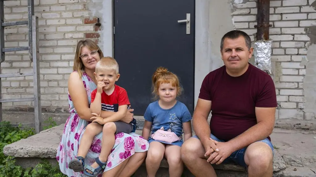 "Życie na kredycie". Karolina i Krzysiek z dziećmi