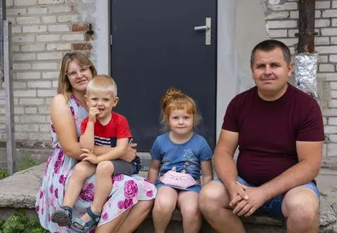 "Życie na kredycie". Karolina zatrudnia pracowników legalnie. Ile płaci za kilogram malin? [PRZED EMISJĄ W TV]