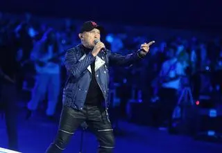 Ich przeboje przetrwały lata. Historia De Mono i Andrzeja Krzywego