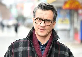 Jego twarz kojarzy każdy fan seriali. Co wiemy o Michale Czarneckim?