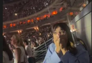 Dua Lipa zaśpiewała piosenkę Ewy Farnej! Wokalistka była na trybunach. Zobaczcie jej reakcję