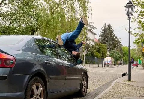 "Na Wspólnej" w odcinku 3877: Rozwścieczony Novak próbuje zamordować z zazdrości! Czy Czerski przeżyje?