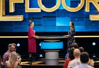 "The Floor".  Będziecie w szoku, co znajdziecie w damskiej torebce! [PRZED EMISJĄ W TV]