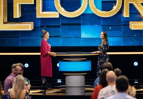 "The Floor".  Będziecie w szoku, co znajdziecie w damskiej torebce! [PRZED EMISJĄ W TV]