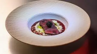 Comber z sarny na puree z selera i gruszki 