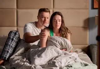 "Na Wspólnej" w odcinku 3884: Śmiertelny cios wobec agresywnego alkoholika i kolacja z gangsterami?