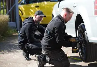 Mobilni mechanicy. Skrzynia w Oplu, dach w Peugeocie i hamulce w Fordzie