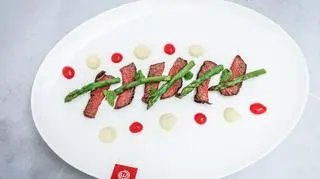 Stek z polędwicy wołowej z sosami i szparagami