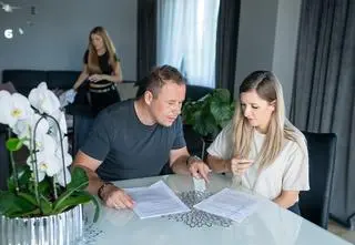 "Życie na kredycie". Kamil ogłosił córce przełomową nowinę. "Oficjalnie zostałaś bezdomna" [PRZED PREMIERĄ W TV]