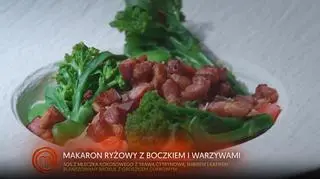 Makaron Ryżowy z Boczkiem i Warzywami w Sosie Kokosowym