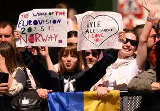 Eurowizja 2025. Na fanów konkursu czeka masa atrakcji. Jedną z nich jest... tramwaj karaoke! 