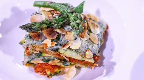 Magda Rozenfeld: Lasagne warzywna z beszamelem szpinakowym na mleku roślinnym i prażonymi migdałami