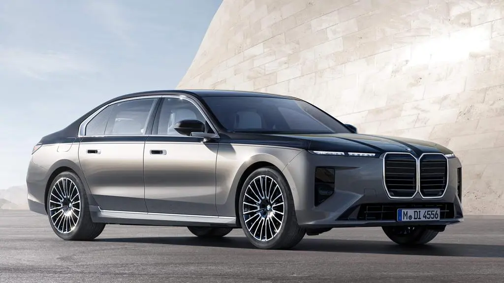 BMW-7-Series-2027-Front_Three-Quarter