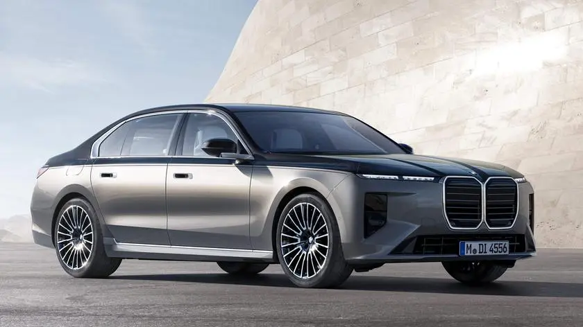 BMW-7-Series-2027-Front_Three-Quarter