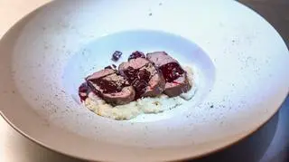 Sarnina z sosem z jeżyn na puree selerowym z buraczkami karmelizowanymi