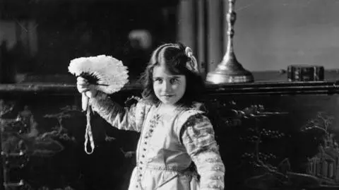 Królowa matka nie lubiła księżnej Diany. Miała popierać romans wnuka