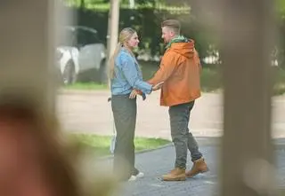 "Na Wspólnej" odc. 4058. Daria przyłapana na zdradzie?! Tadek zastał ją w dwuznacznej sytuacji [PRZED EMISJĄ w TV]