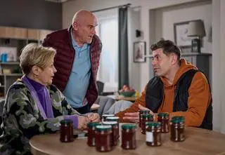 "Na Wspólnej" w odc. 3960. Śmierć sołtysa, walka o życie i perwersyjne zapędy!