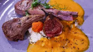 Comberki jagnięce smażone na patelni, podane z zapiekaną fetą z oliwą, czosnkiem, imbirem, pomidorkami i figami, oraz sosem z żółtych pomidorów, imbiru i mleka kokosowego.