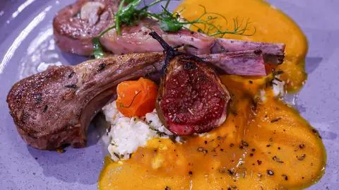 Eryk Mierzwa: Comberki jagnięce smażone na patelni, podane z zapiekaną fetą z oliwą, czosnkiem, imbirem, pomidorkami i figami, oraz sosem z żółtych pomidorów, imbiru i mleka kokosowego.