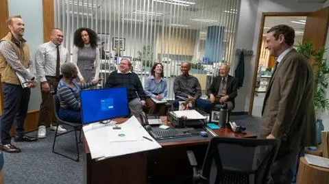 "Krzesła" to absurdalna komedia, która zaskakuje i rozśmiesza do łez. Serial zadebiutował na HBO Max