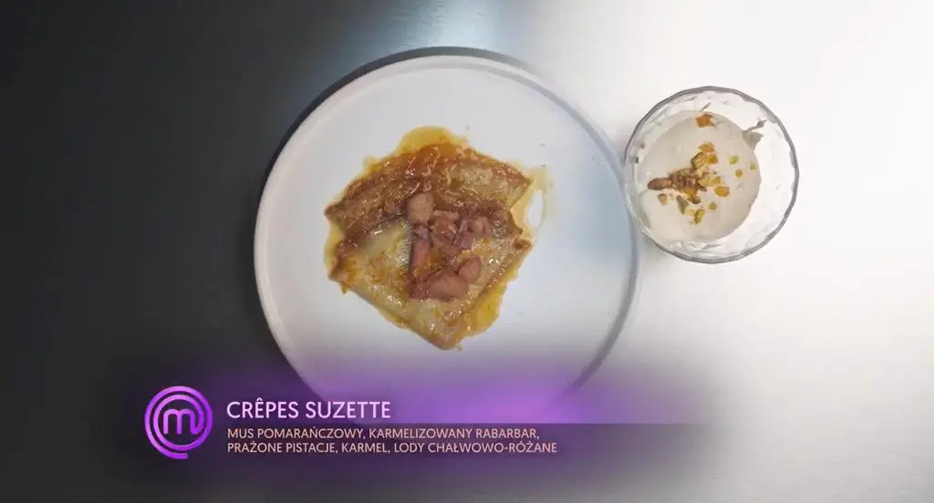 Crepes Suzette z karmelizowanym rabarbarem, prażonymi pistacjami i chrupiącym karmelem. Lody chałwowe z różą i białą czekoladą