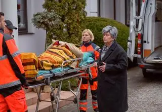 "Na Wspólnej" odc. 4032-4033. Juliusz ciężko chory. Zażąda nerki od Wojtka?! [PRZED EMISJĄ w TV]