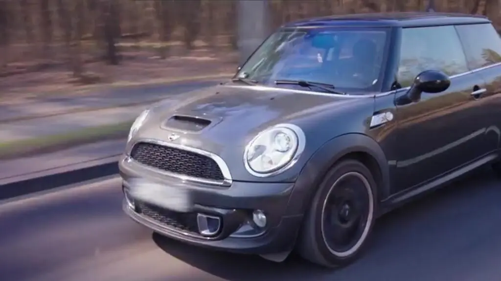 Mini Cooper S wpada w tryb awaryjny.