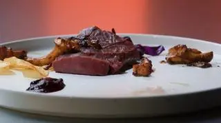 Melania Modzelewska: Sarna sous-vide z czerwoną kapustką, chipsami ziemniaczanymi i sosem jeżynowo-rozmarynowym