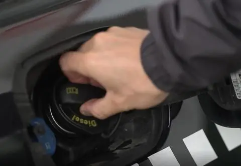 Dlaczego diesel jest w Polsce droższy niż benzyna?