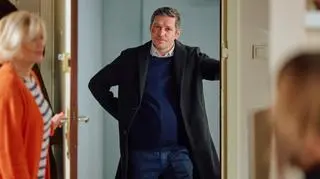 "Na Wspólnej". Alan wrócił! Jego twarz przeraża. Czy skrzywdzi Olkę i dziecko? [WIDEO]