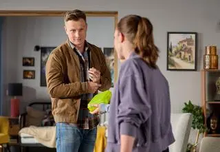 "Na Wspólnej" w odcinku 3879 w TV: Ewakuacja w barze Ziębów, zatrucie gazem i podejrzenie morderstwa!