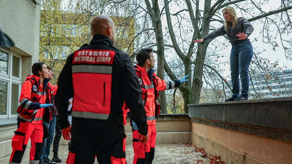 "Szpital św. Anny". Nastolatka grozi, że skoczy z dachu! Czy ratownikom uda się ją powstrzymać?