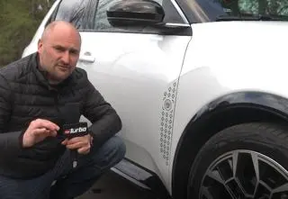 Renault 5 Roland Garros - elektryczny powrót ikony z tenisowym klimatem
