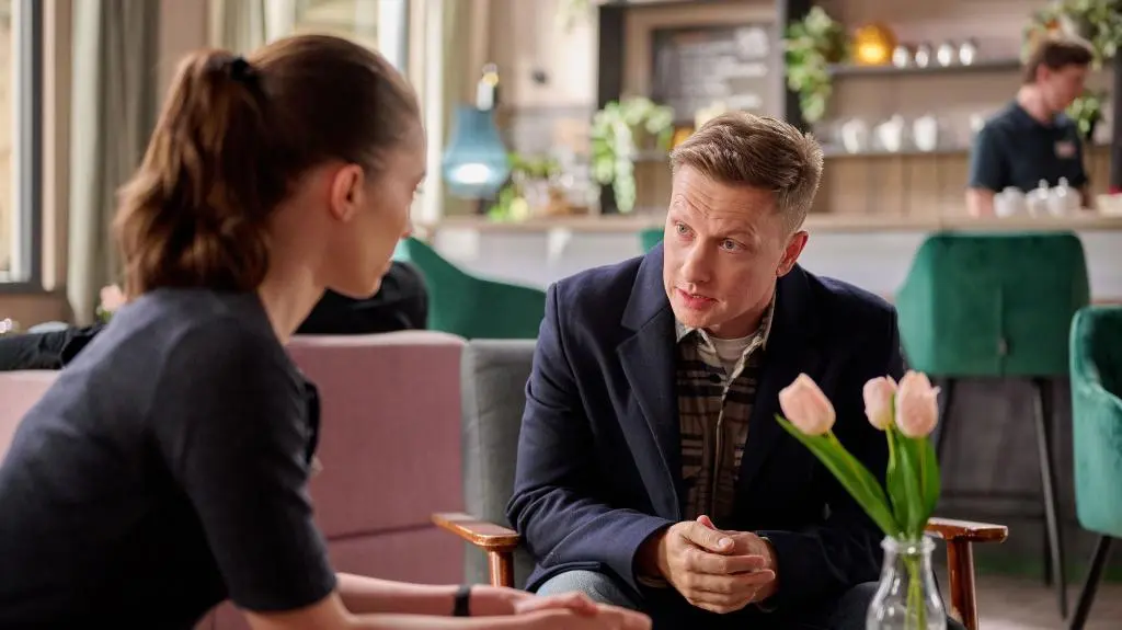 Aktualnie czytasz: "Na Wspólnej" PRZED EMISJĄ odcinka 3834 w TV: Trwa walka o życie dźgniętego nożem Natana!