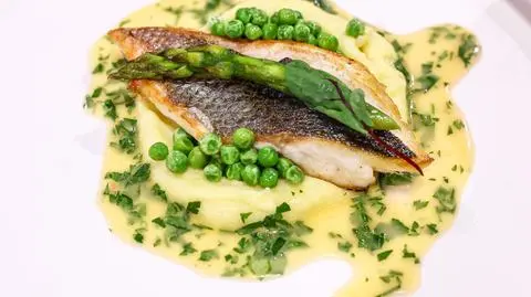 Michał Sajb: Okoń morski ze szparagami i groszkiem cukrowym