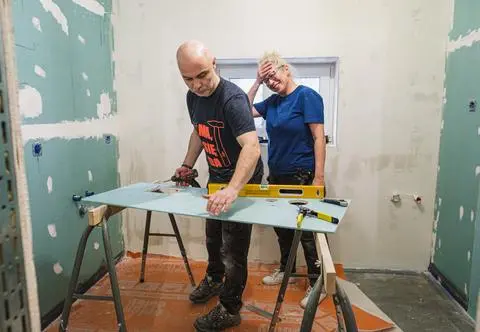 "Zróbmy sobie dom". Remont łazienek przerośnie uczestników? "Mnie to przeraża, katastrofa". Zobacz zwiastun 7. odcinka