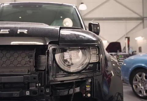 Jeździć, obserwować. Poduszki w BMW, bateria w Mitsubishi, czarny Land Rover i zawieszenie w Bentleyu 