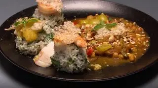 Antek Lis: Dorsz w curry z ananasem i krewetkami