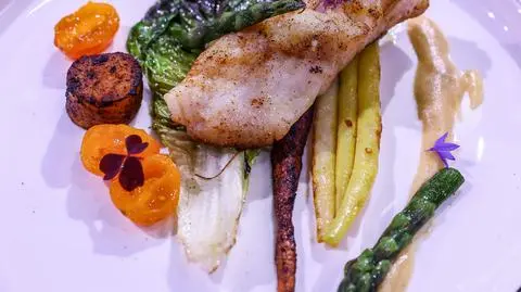 Eryk Mierzwa: Sandacz z beurre blanc, karmelizowaną marchewką, ziemniakami w słupkach, fasolką szparagową i grillowanymi szparagami oraz liśćmi mini sałaty i żółtymi pomidorkami koktajlowymi