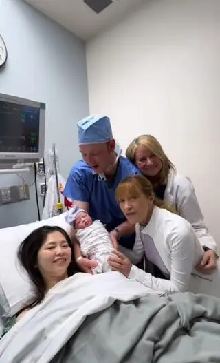 Jane Seymour z rodziną po porodzie wnuczki