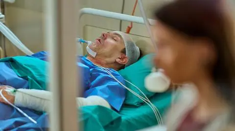 "Na Wspólnej" odc. 4117. Tajemniczy SMS po operacji Petrusa! Kto stoi za szokującą wiadomością? [STRESZCZENIE]