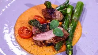 Pierś z kaczki z sosem mango-pomidor oraz blanszowanymi szparagami