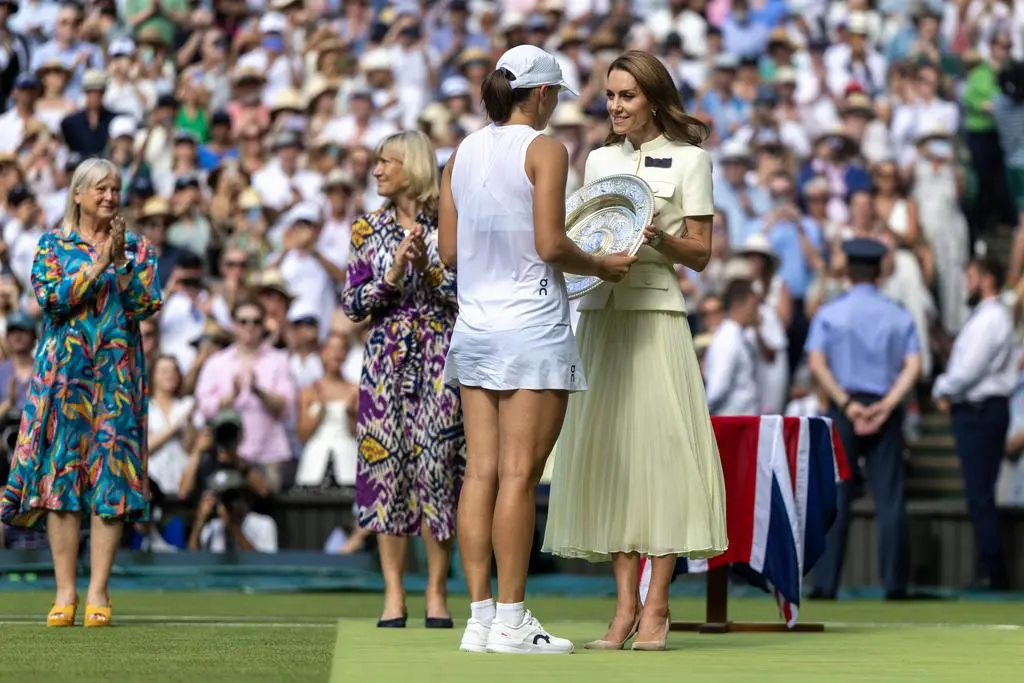 Iga Świątek otrzymuje trofeum z rąk Kate Middleton