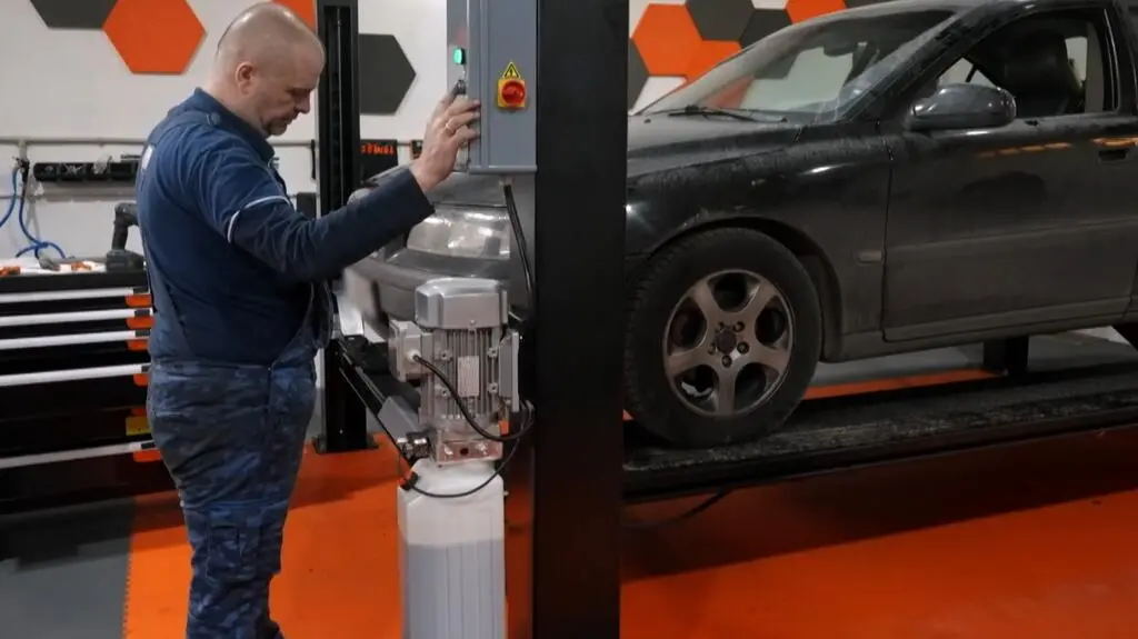 Przemek robi przegląd samochodu Volvo.