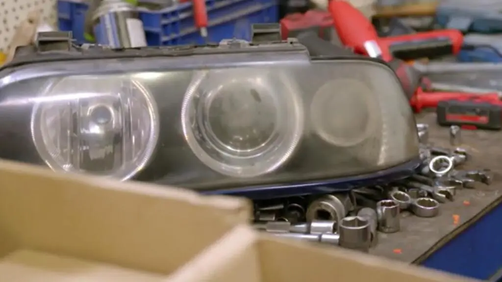 Paweł Miszta zamontuje nowe lampy w BMW E39.